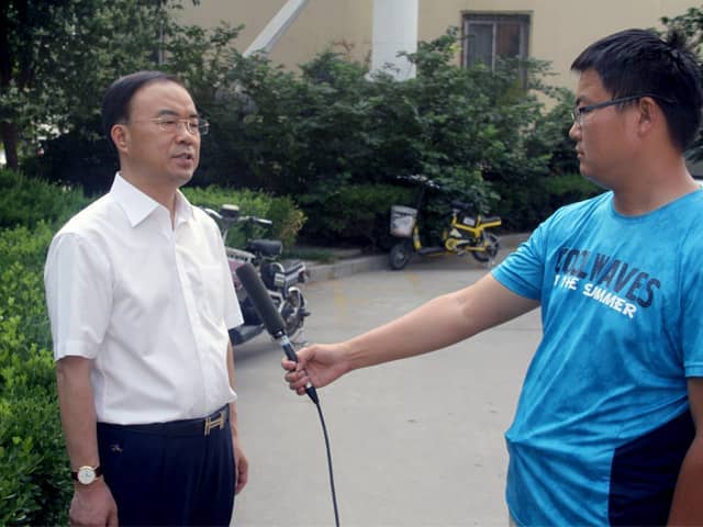 山東天意機(jī)械董事長劉洪彬作為基層共產(chǎn)黨員，今天接受了當(dāng)?shù)赜浾叩牟稍L